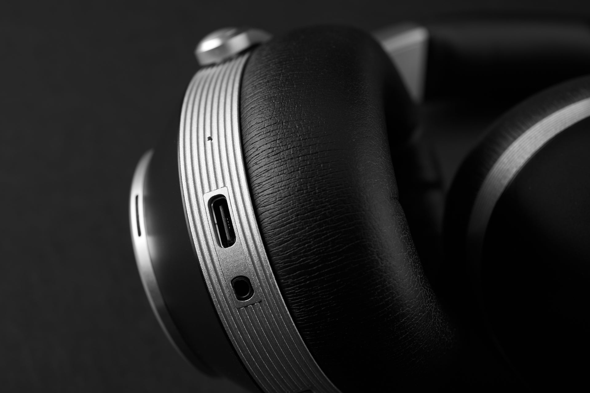 t+a solitaire t wireless headphones with active noise cancellation in black connections