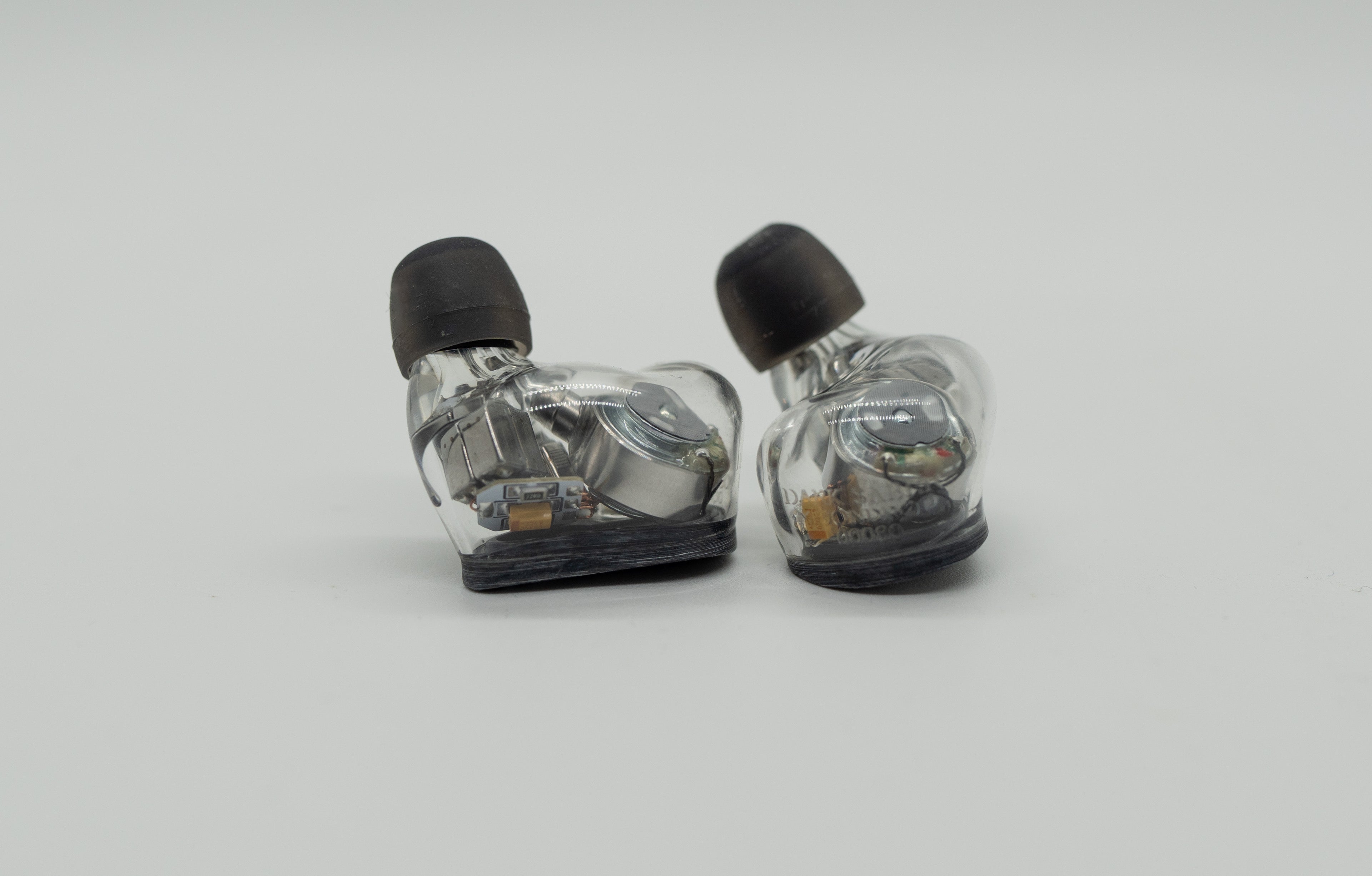 MOONDROP DARK SABER 黒剣 棚からレビュー】 水月雨「MOONDROP DARK SABER」 8BA+2DD構成で